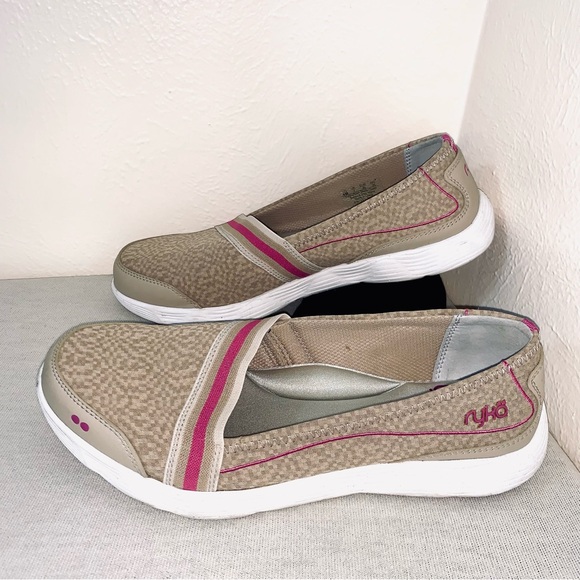 Ryka Women's 9 Slip On - Picture 4 of 10